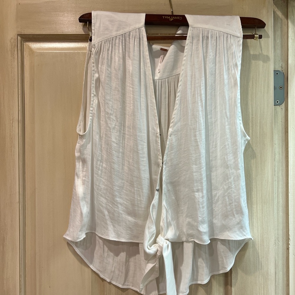 White Free People Blouse! Size medium. Great to wear casual or dress up!